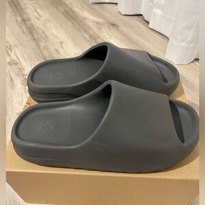 Yeezys Slate grey slides